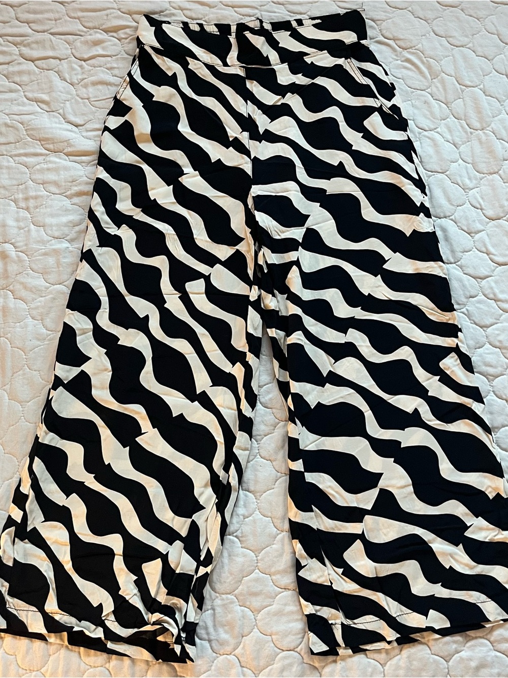 T Tahari Black and White Wavy Print Wide Leg Cropped Pants